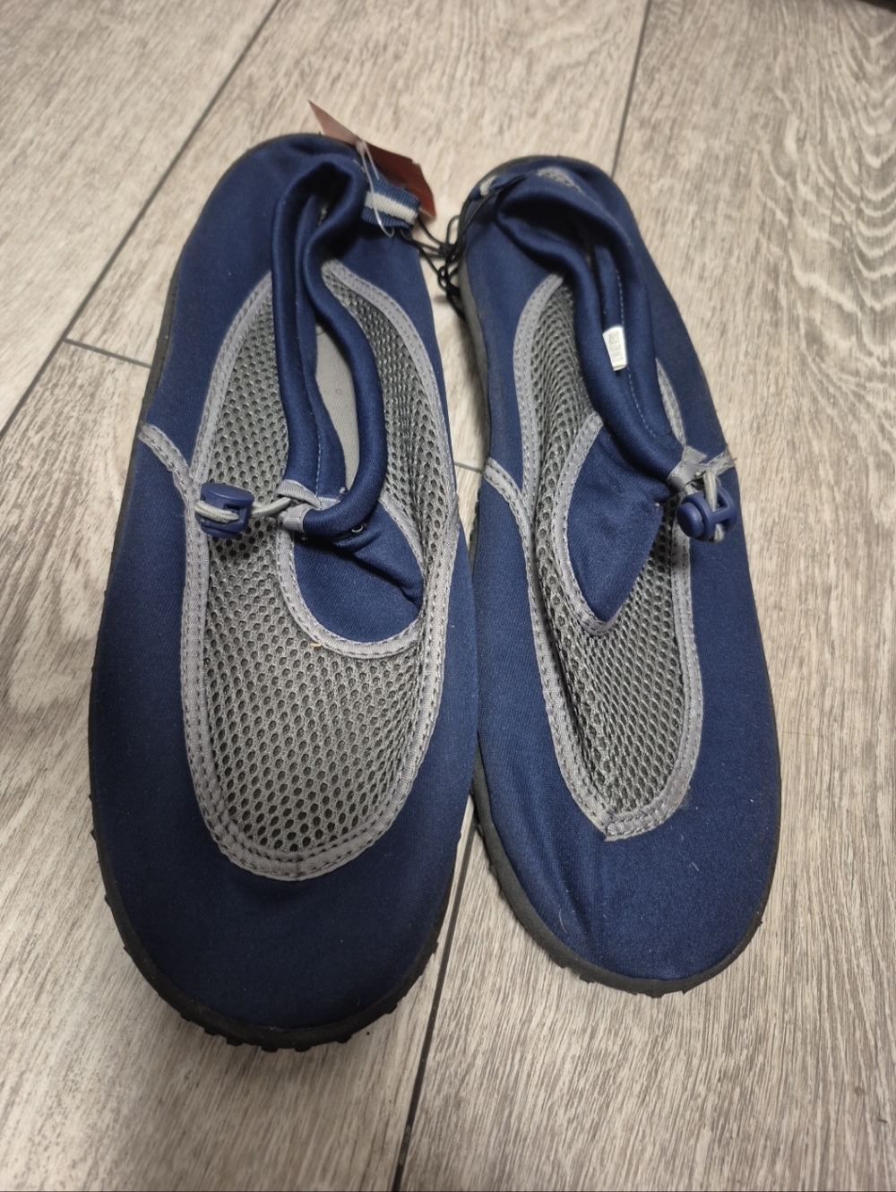 Men's water shoes in navy blue and gray With a mesh design with a hook-and-loop